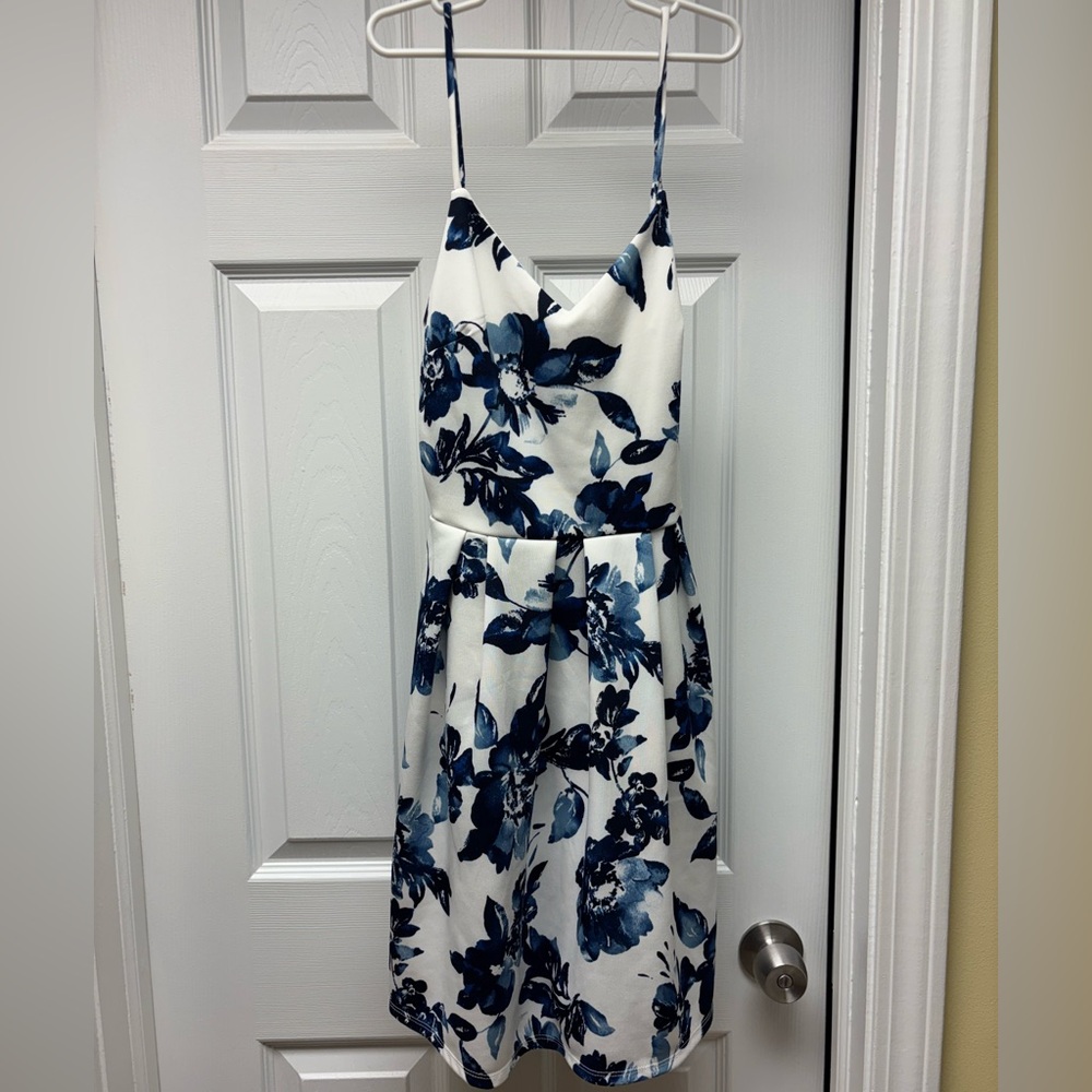 New Monteau White & Blue Floral Fit & Flare Dress – Size Small